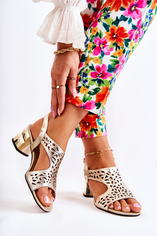 Goudkleurige sandalen met hakken met... Goudkleurige sandalen met hakken met...