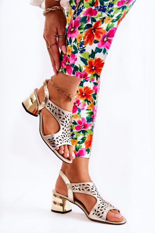 Goudkleurige sandalen met hakken met... Goudkleurige sandalen met hakken met...