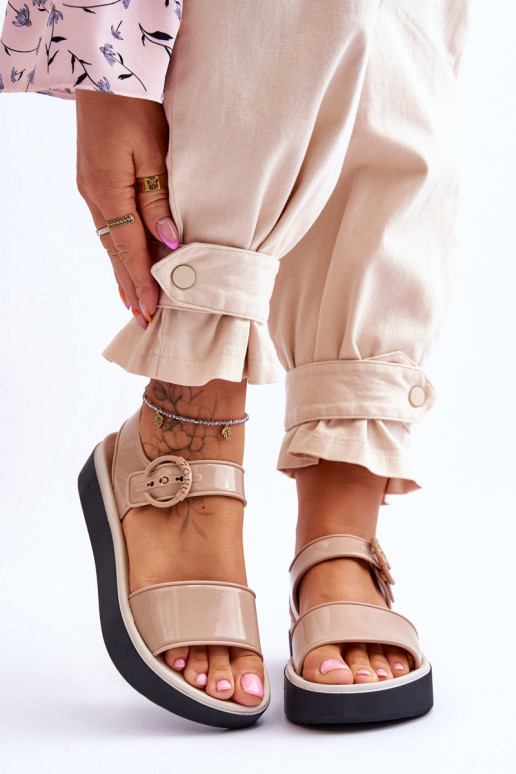 Sandalen met gesp in beige en zwart Sandalen met gesp in beige en zwart