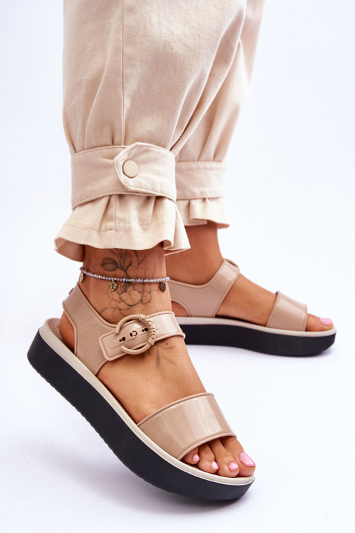 Sandalen met gesp in beige en zwart Sandalen met gesp in beige en zwart