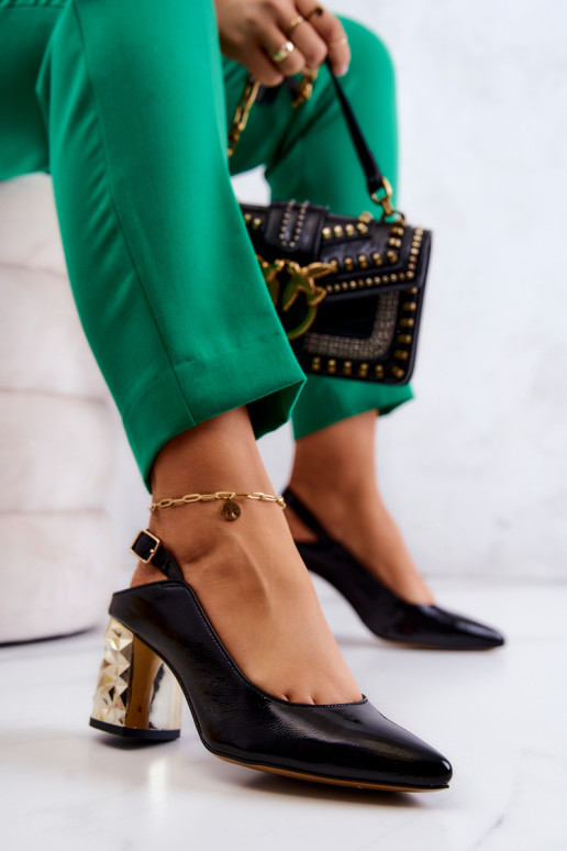 Zwarte schoenen met gouden brede hakken Zwarte schoenen met gouden brede hakken