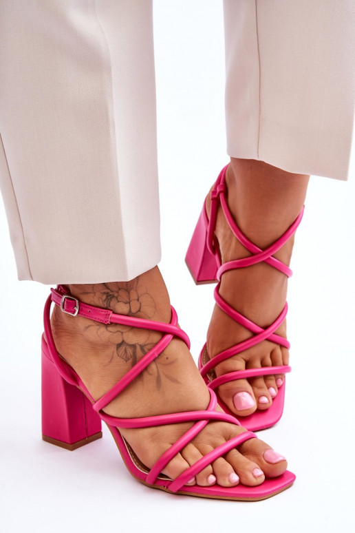 Roze zomersandalen met hoge hakken... Roze zomersandalen met hoge hakken...