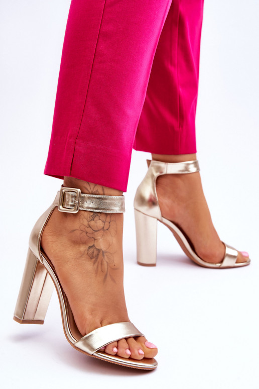 Goudkleurige schoenen met hoge hakken... Goudkleurige schoenen met hoge hakken...