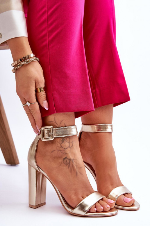 Goudkleurige schoenen met hoge hakken... Goudkleurige schoenen met hoge hakken...