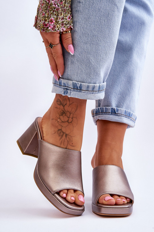 Modieuze pantoffels met hakken van... Modieuze pantoffels met hakken van...