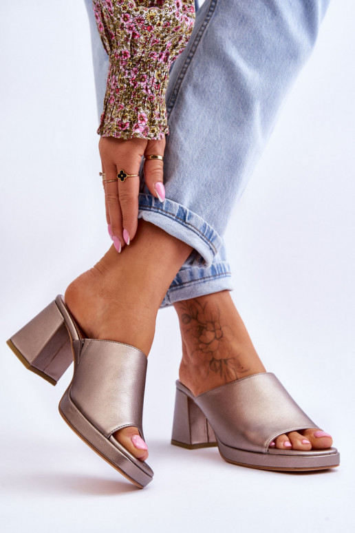 Modieuze pantoffels met hakken van... Modieuze pantoffels met hakken van...