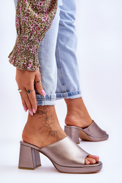 Modieuze pantoffels met hakken van... Modieuze pantoffels met hakken van...