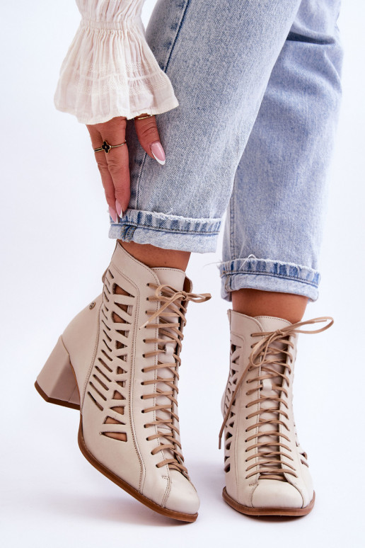 Opengewerkte enkellaarzen van... Opengewerkte enkellaarzen van...