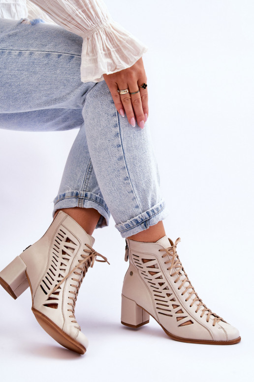 Opengewerkte enkellaarzen van... Opengewerkte enkellaarzen van...