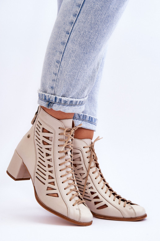 Opengewerkte enkellaarzen van... Opengewerkte enkellaarzen van...