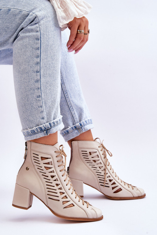 Opengewerkte enkellaarzen van... Opengewerkte enkellaarzen van...