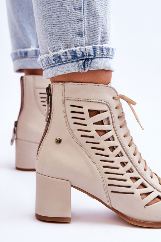 Opengewerkte enkellaarzen van... Opengewerkte enkellaarzen van...