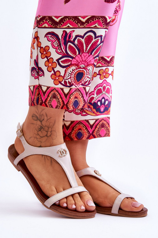 Zandkleurige platte sandalen van... Zandkleurige platte sandalen van...