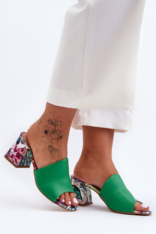 Groene leren pantoffels Schoenen met... Groene leren pantoffels Schoenen met...