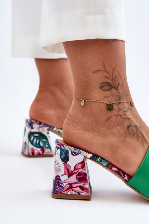 Groene leren pantoffels Schoenen met... Groene leren pantoffels Schoenen met...