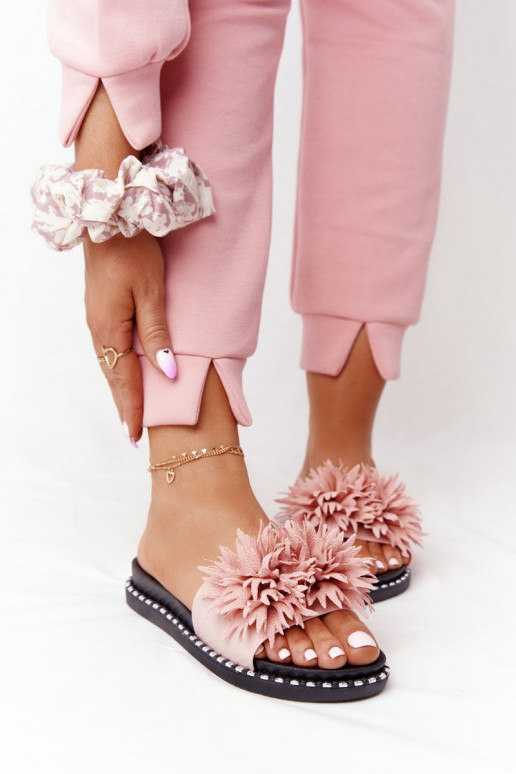 Roze rubberen pantoffels met klinknagels Roze rubberen pantoffels met klinknagels