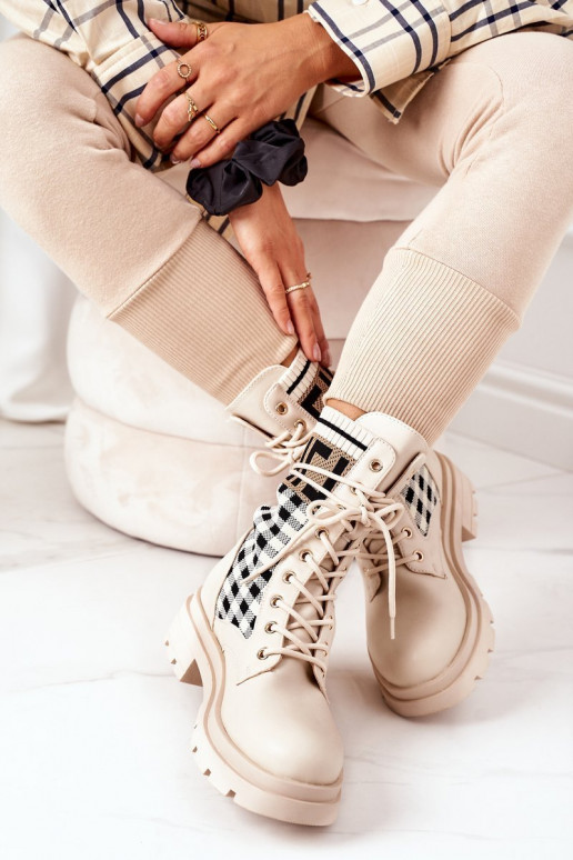 Beige laarsjes zijn gemaakt van... Beige laarsjes zijn gemaakt van...