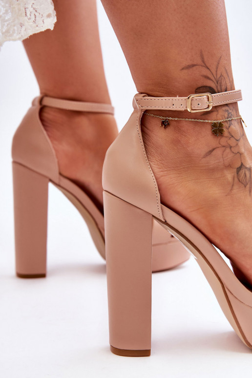 Vleeskleurige schoenen met hoge hakken Vleeskleurige schoenen met hoge hakken