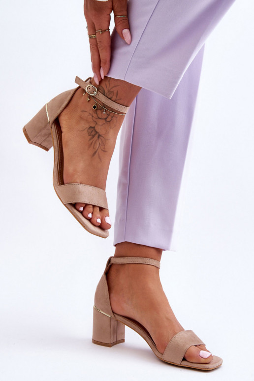 Beige schoenen met een lage hak