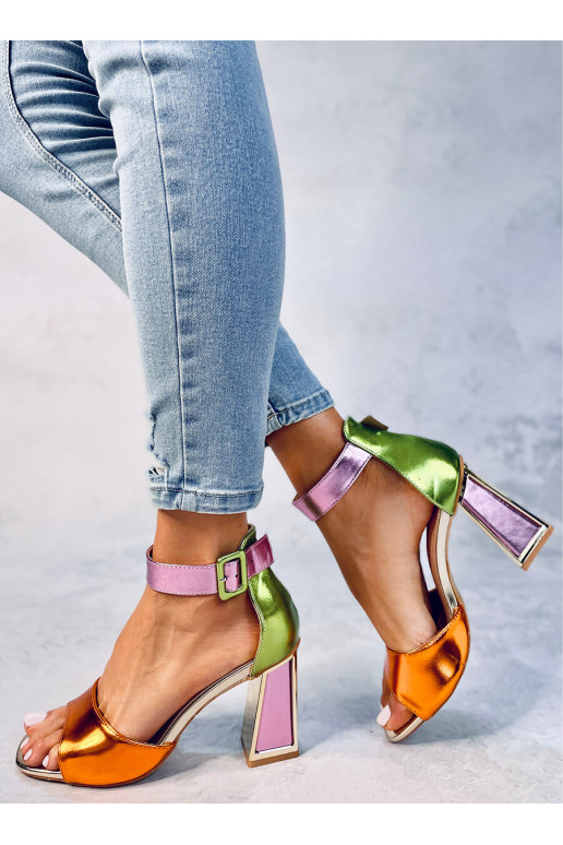 Gekleurde schoenen met hoge hakken...