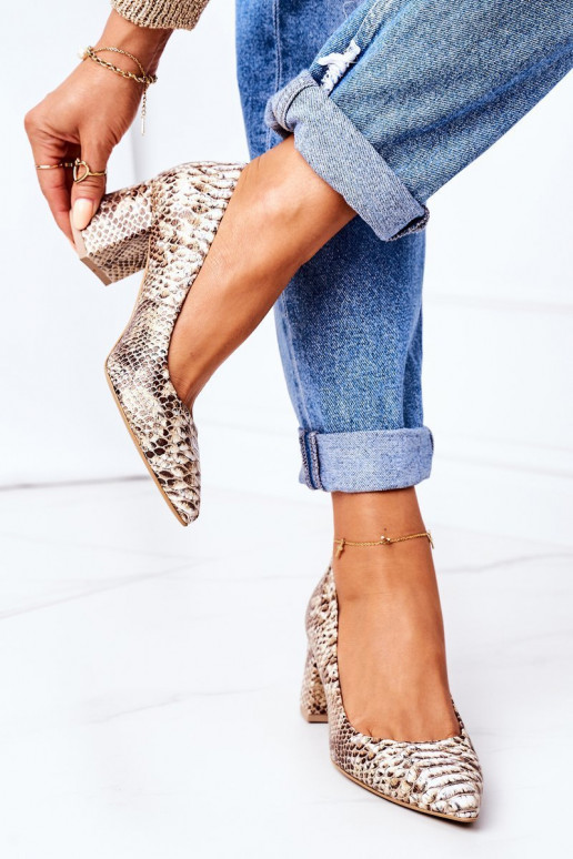 Schoenen van gouden kleur met... Schoenen van gouden kleur met...