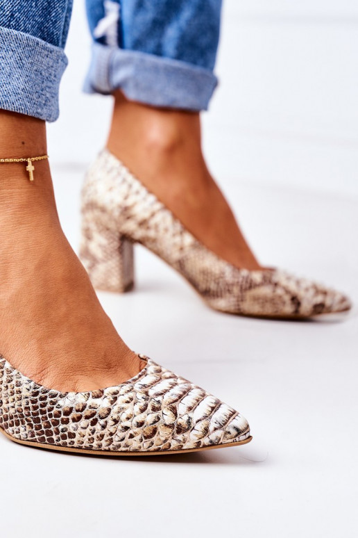 Schoenen van gouden kleur met... Schoenen van gouden kleur met...