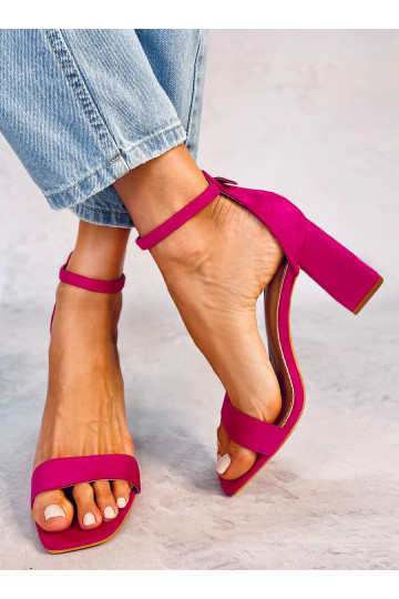 Roze schoenen met hoge... 2
