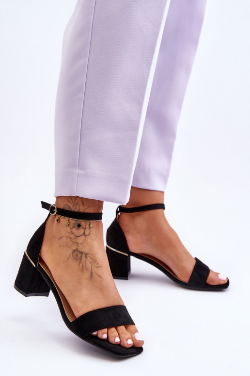 Schoenen met lage hak in de zwarte... Schoenen met lage hak in de zwarte...