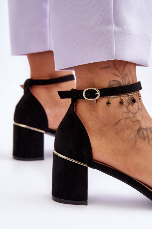 Schoenen met lage hak in de zwarte... Schoenen met lage hak in de zwarte...