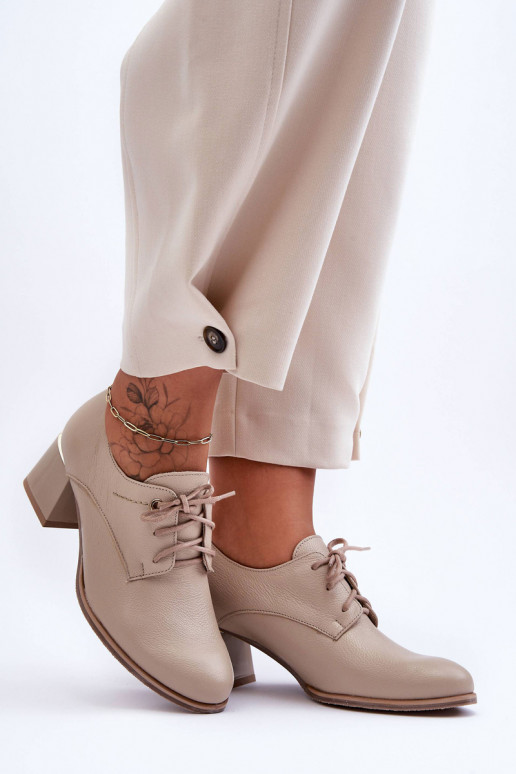 Klassiek model schoen met hak beige...
