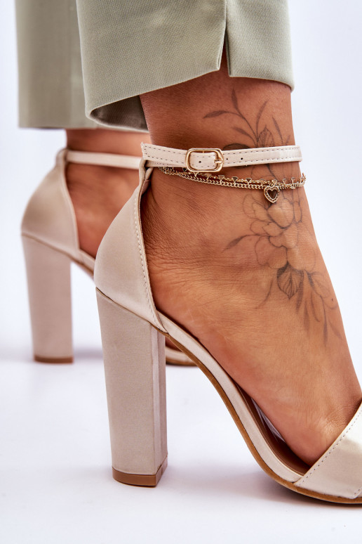 Sandalen gemaakt van satijnmateriaal... Sandalen gemaakt van satijnmateriaal...