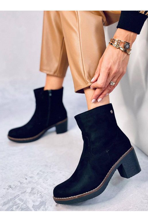 Schoenen met rubberen hak in de kleur...