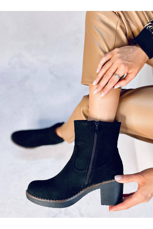 Schoenen met rubberen hak in de kleur...