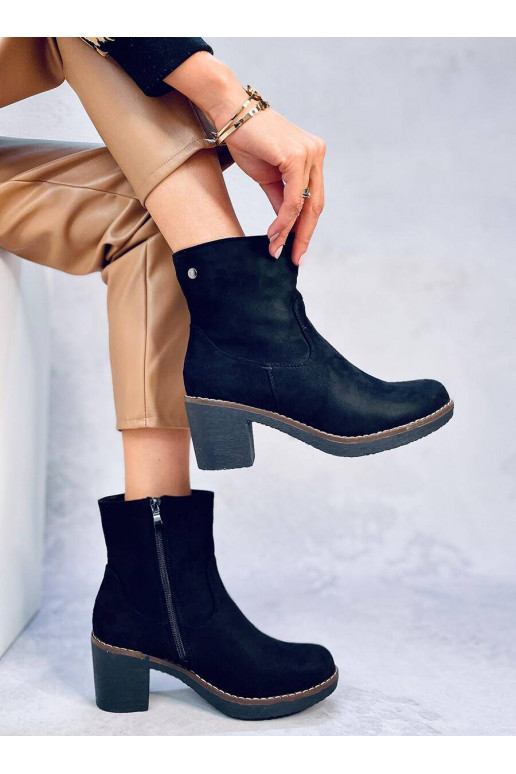 Schoenen met rubberen hak in de kleur...