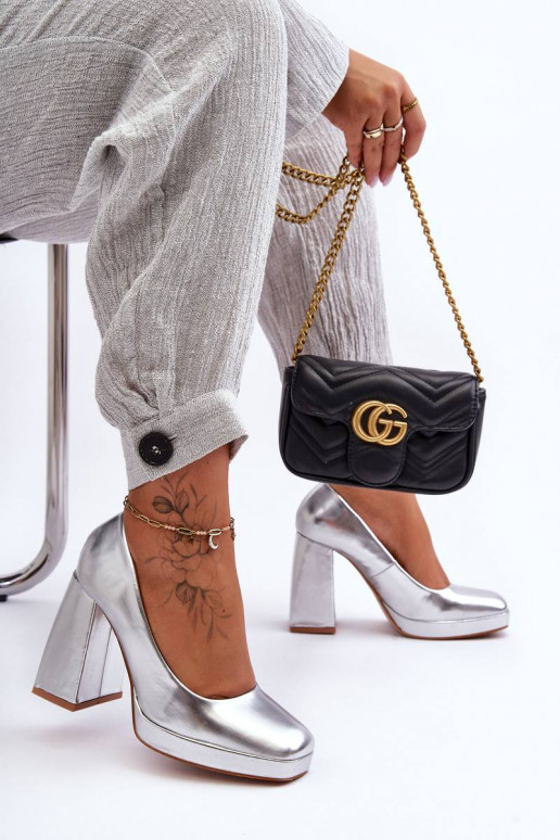 Schoenen met brede hak in zilverkleur... Schoenen met brede hak in zilverkleur...