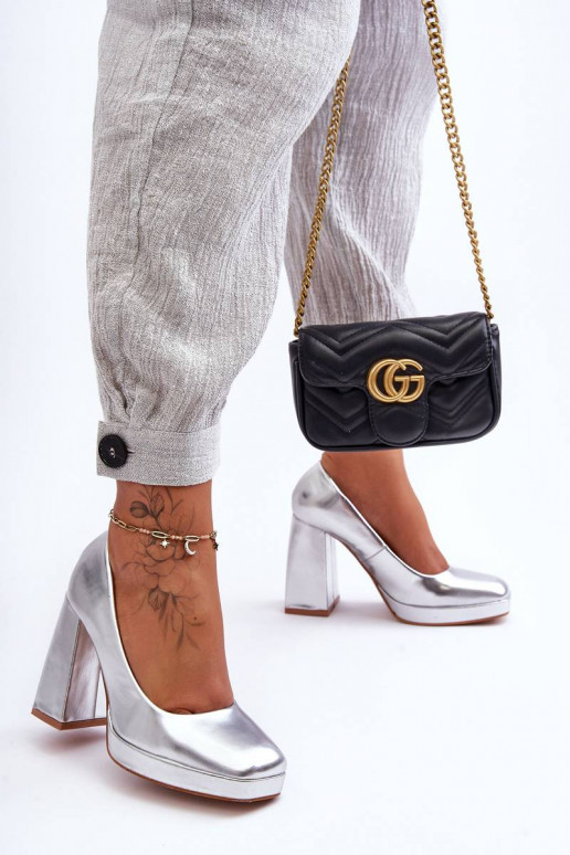 Schoenen met brede hak in zilverkleur... Schoenen met brede hak in zilverkleur...