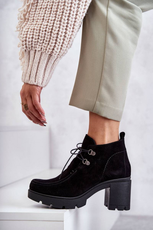 Suède enkellaarsjes met bandjes in... Suède enkellaarsjes met bandjes in...