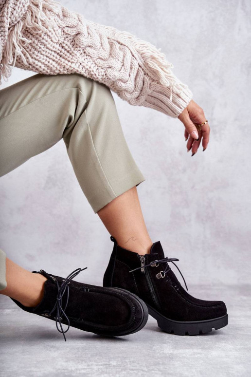 Suède enkellaarsjes met bandjes in... Suède enkellaarsjes met bandjes in...