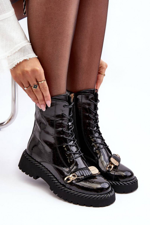 Gelakte laarzen met ornamenten in... Gelakte laarzen met ornamenten in...