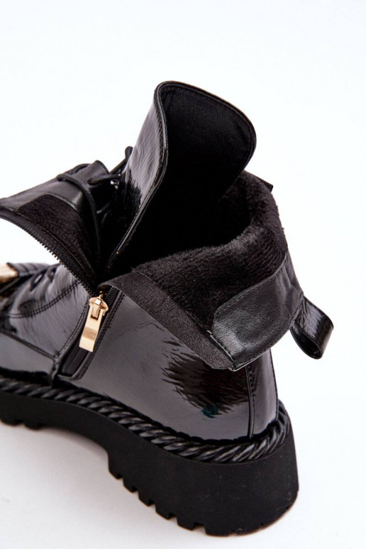 Gelakte laarzen met ornamenten in... Gelakte laarzen met ornamenten in...