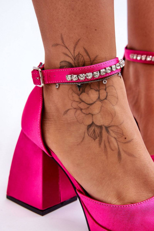 Modieuze glanzende schoenen met brede... Modieuze glanzende schoenen met brede...