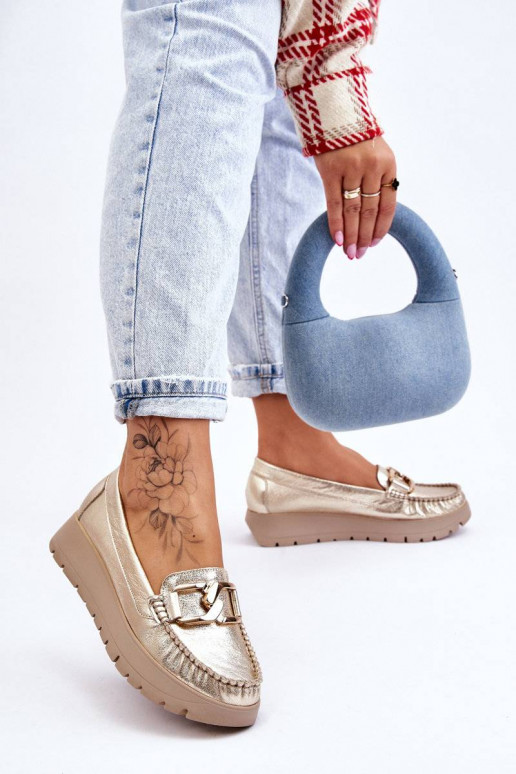 Met goud versierde platformmocassins... Met goud versierde platformmocassins...