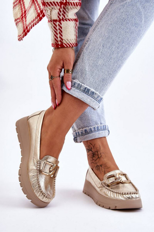 Met goud versierde platformmocassins... Met goud versierde platformmocassins...