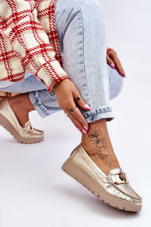 Met goud versierde platformmocassins... Met goud versierde platformmocassins...