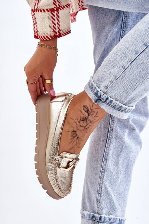 Met goud versierde platformmocassins... Met goud versierde platformmocassins...