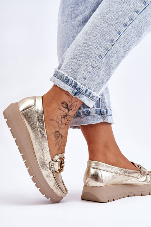 Met goud versierde platformmocassins... Met goud versierde platformmocassins...
