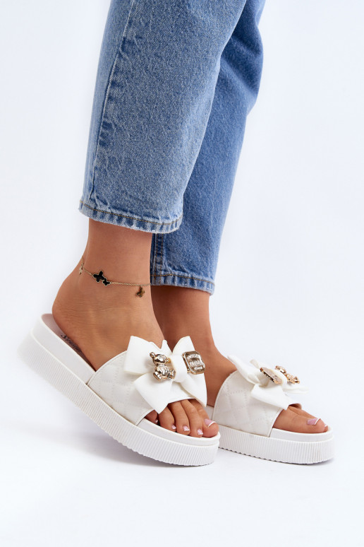 Slippers met linten in witte kleur...