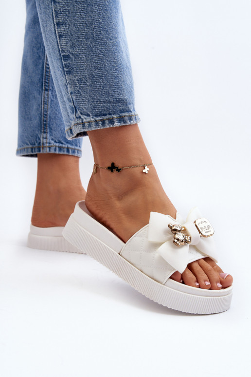 Slippers met linten in witte kleur...