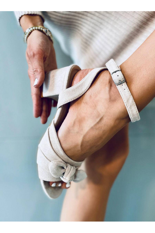 Stijlvolle sandalen met hoge hakken...