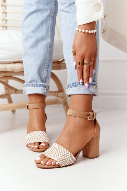 Sandalen met hak lichtbruine kleur...